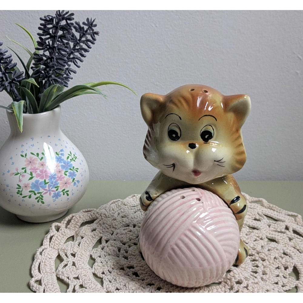 Vintage Cat & Pink Yarn Ball Salt Pepper Shakers Ceramic Kitten Kitsch
